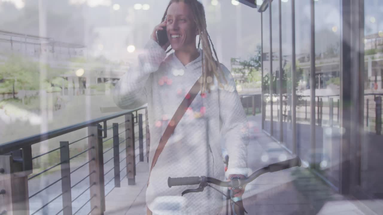 자전거를 타고 걸으며 스마트폰으로 대화하는 두 인종 남성에 대한 자동차 애니메이션