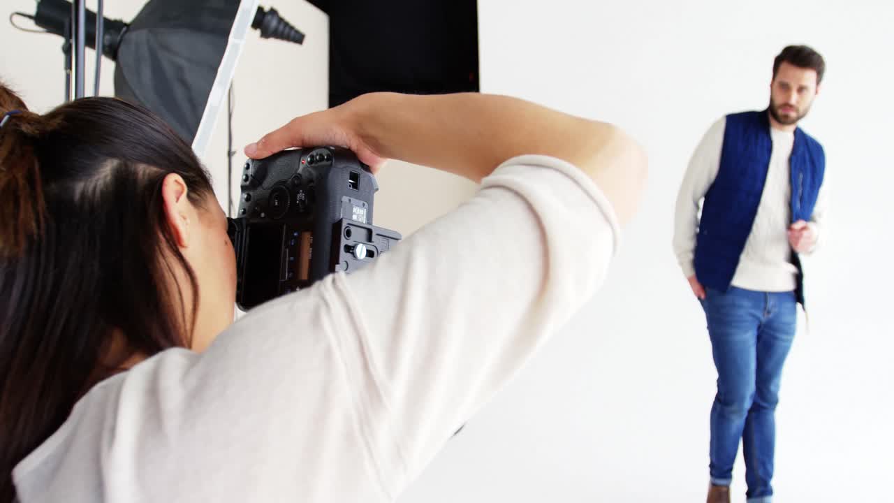 ファッション撮影のためにポーズをとっている男性モデル