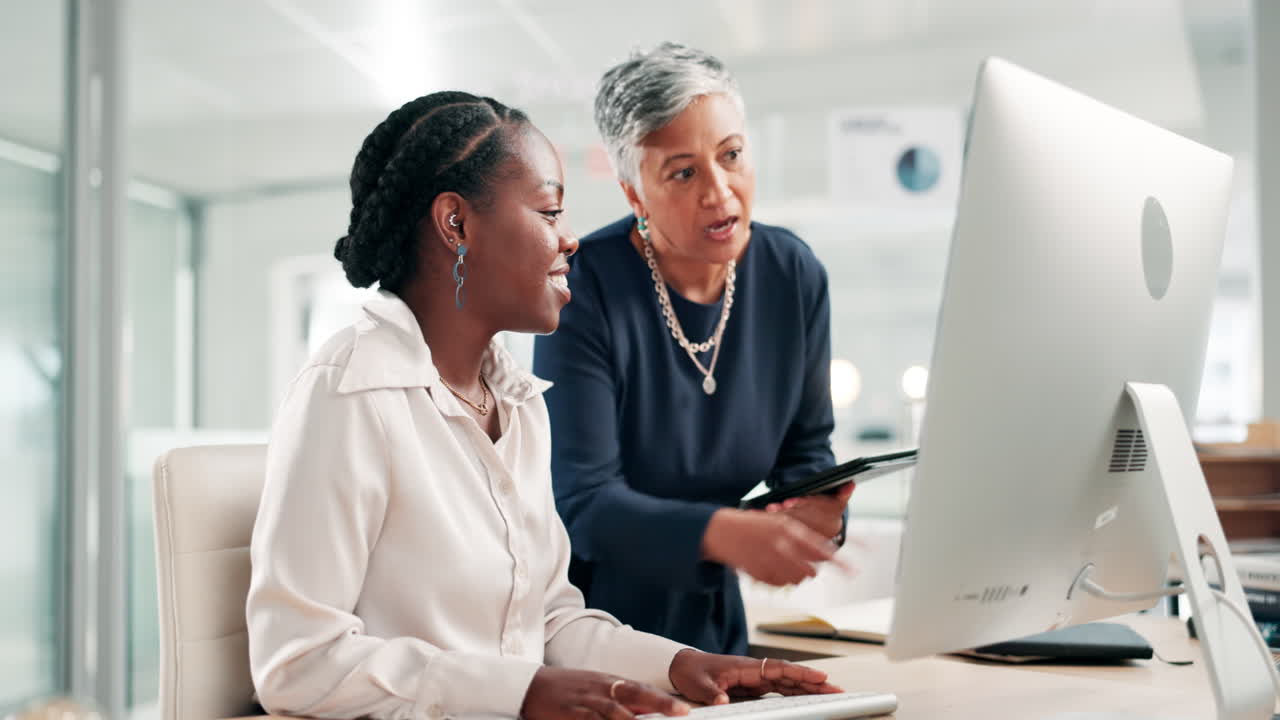 dos mujeres colaborando en un proyecto