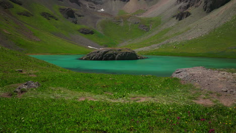 Filmische-Luftdrohne,-Verträumt,-Himmlische-Insel,-See,-Silverton-Eis,-Seebecken,-Unwirklich,-Karibisches-Aquablau,-Silverton,-Colorado,-üppiges-Grün,-Wildblume,-Sommerschnee,-Schmelzende-Felsige-Berge,-Vorwärtsbewegung