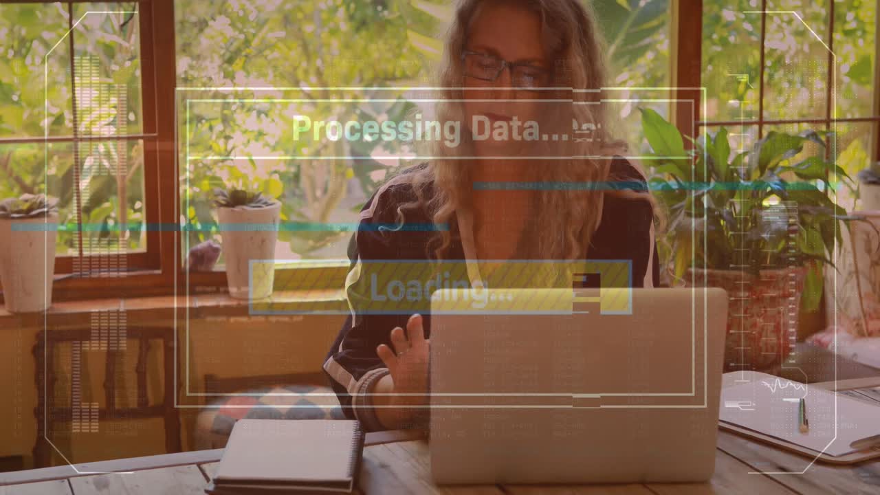 animación de interfaz con procesamiento de datos contra una mujer mayor caucásica que usa una computadora portátil en casa