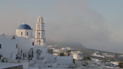 zeitraffer eines kykladischen dorfes in santorini, griechenland