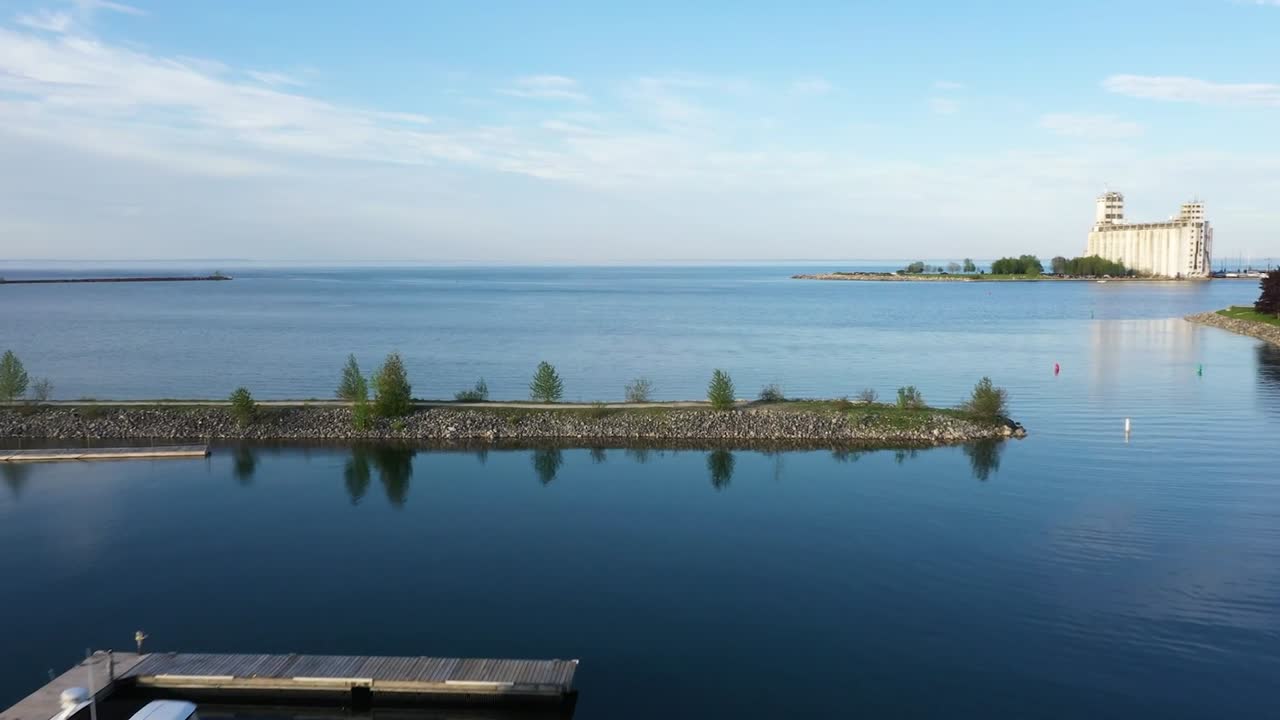 콜링우드 항구에 정박한 보트 위를 비행하는 드론