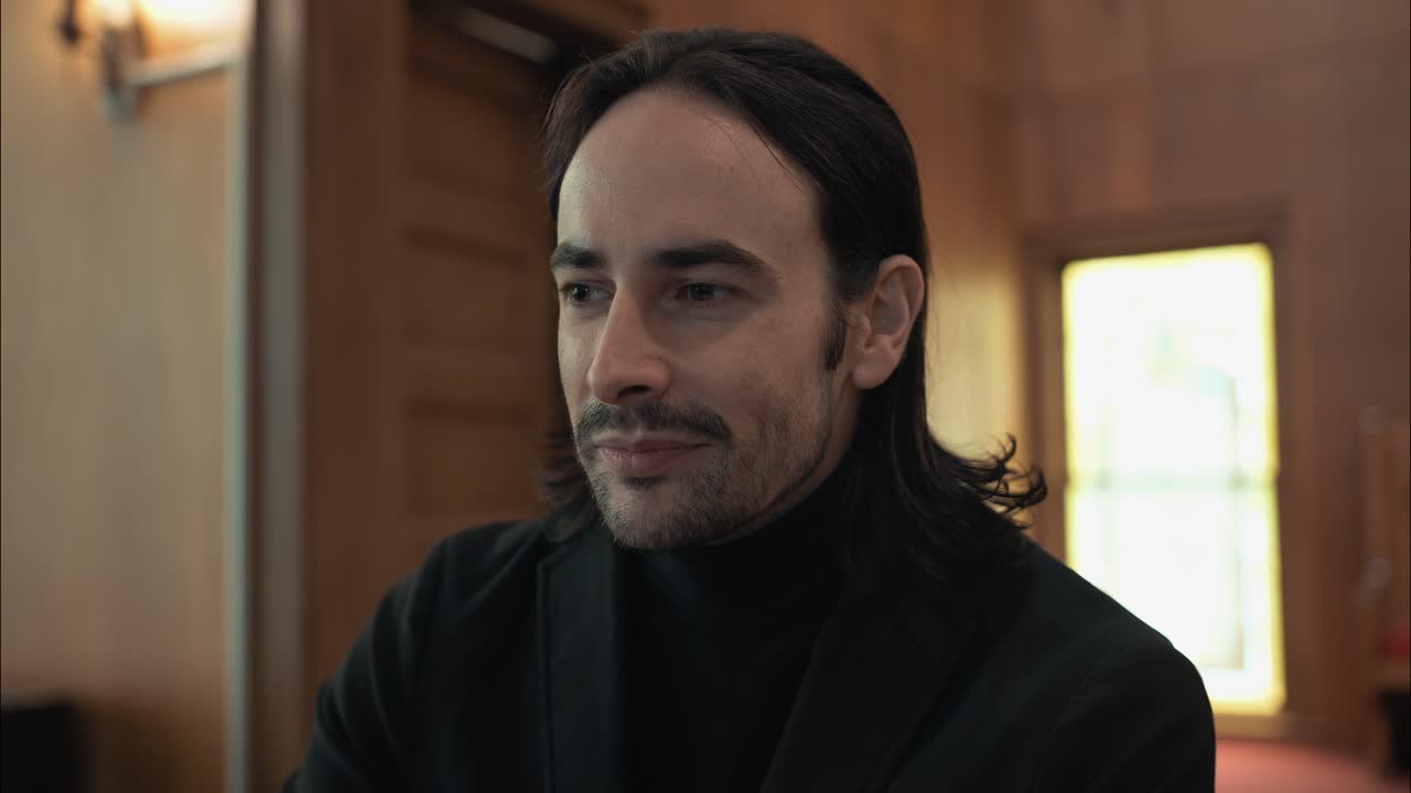 pastor cristiano en traje negro en la iglesia predicando, enseñando el sermón en el púlpito