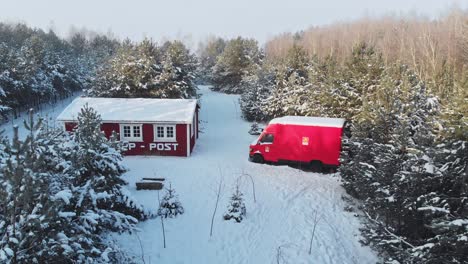 Tiro-De-Drone-De-Una-Casa-De-Troncos-Nevada-En-Un-Bosque-De-Noruega