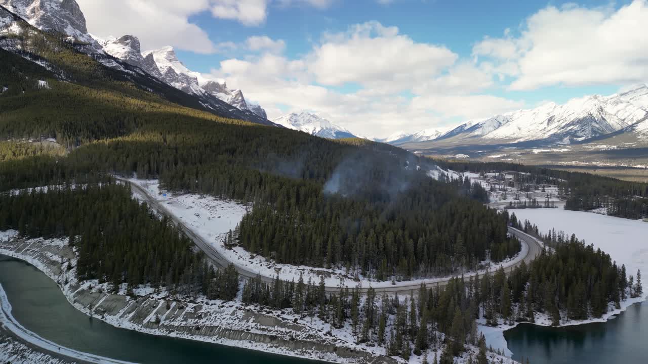 산, 앨버타, 캐나다와 함께 숲 화재 연기 플럼과 보우 강의 항공