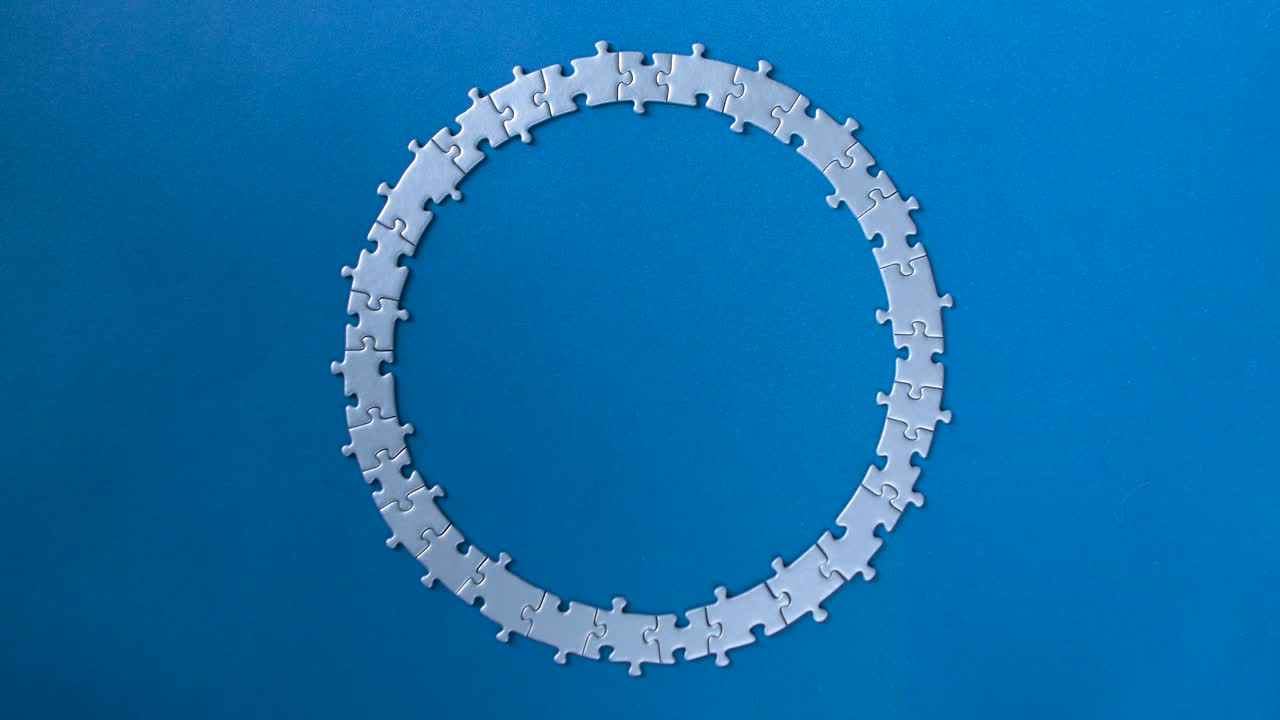 파란색 배경에 분리된 회색 퍼즐: 사회적 문제 개념