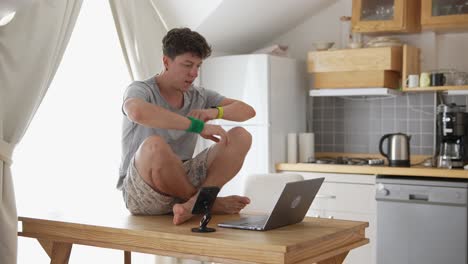 hombre trabajando desde casa en la cocina