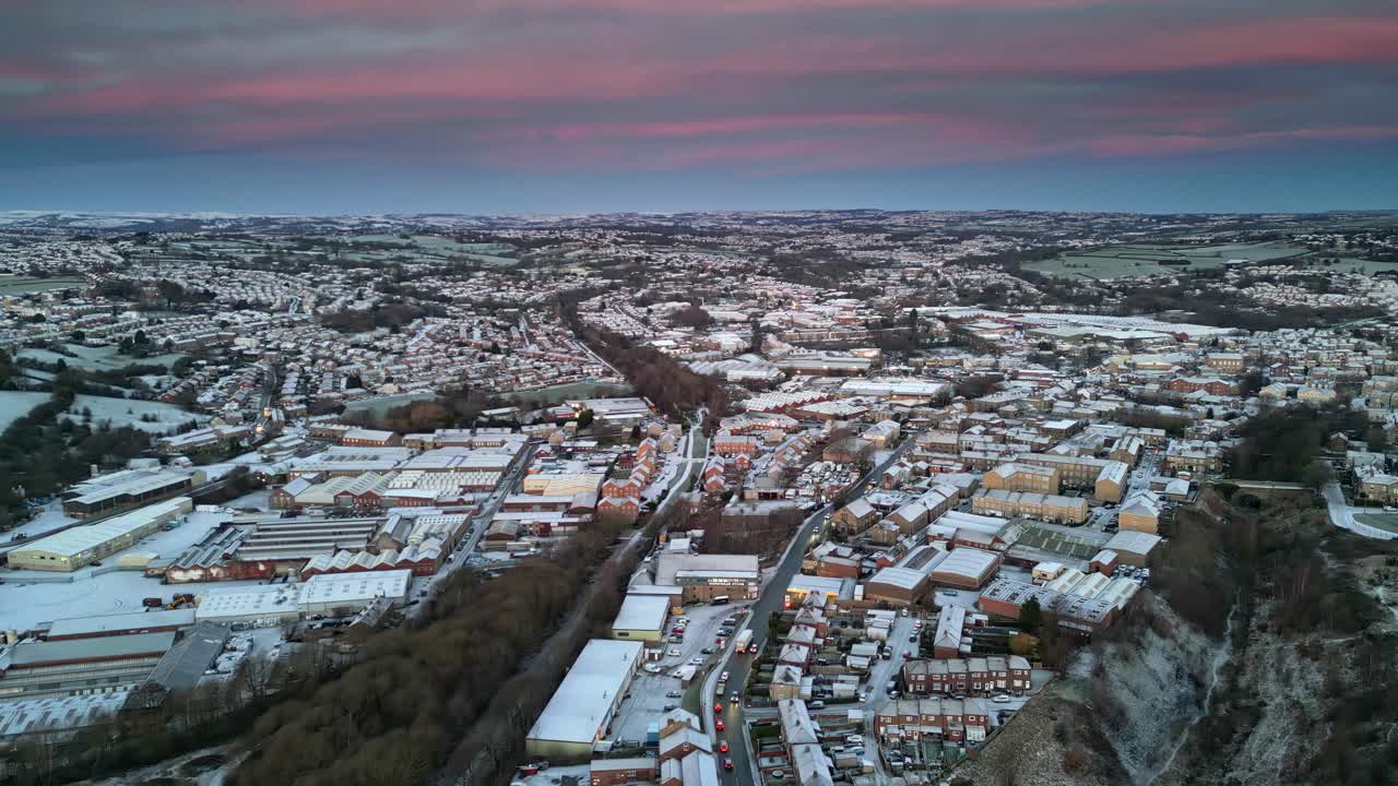 vista aérea cinematográfica de invierno de un delicado cielo rosa y azul del amanecer temprano en la mañana