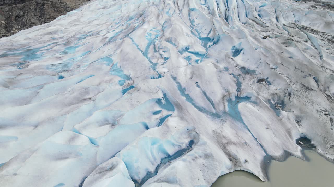 sobrevuelo aéreo del glaciar cubierto de hielo