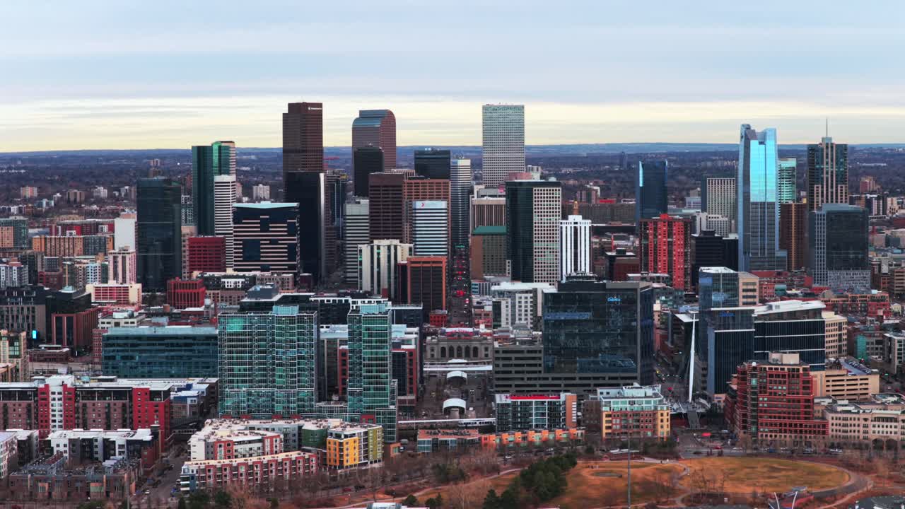 Paesaggio urbano del centro di Lodo, Denver, stazione Union, grattacieli, edifici, inverno, Colorado, vista aerea da drone, tramonto, pomeriggio, dicembre, gennaio, autostrada interstatale i25, traffico, auto, strada, Front Range, movimento all'indietro