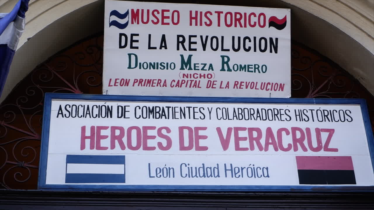 Insegna esterna del Museo della Storia della Rivoluzione a León, Nicaragua