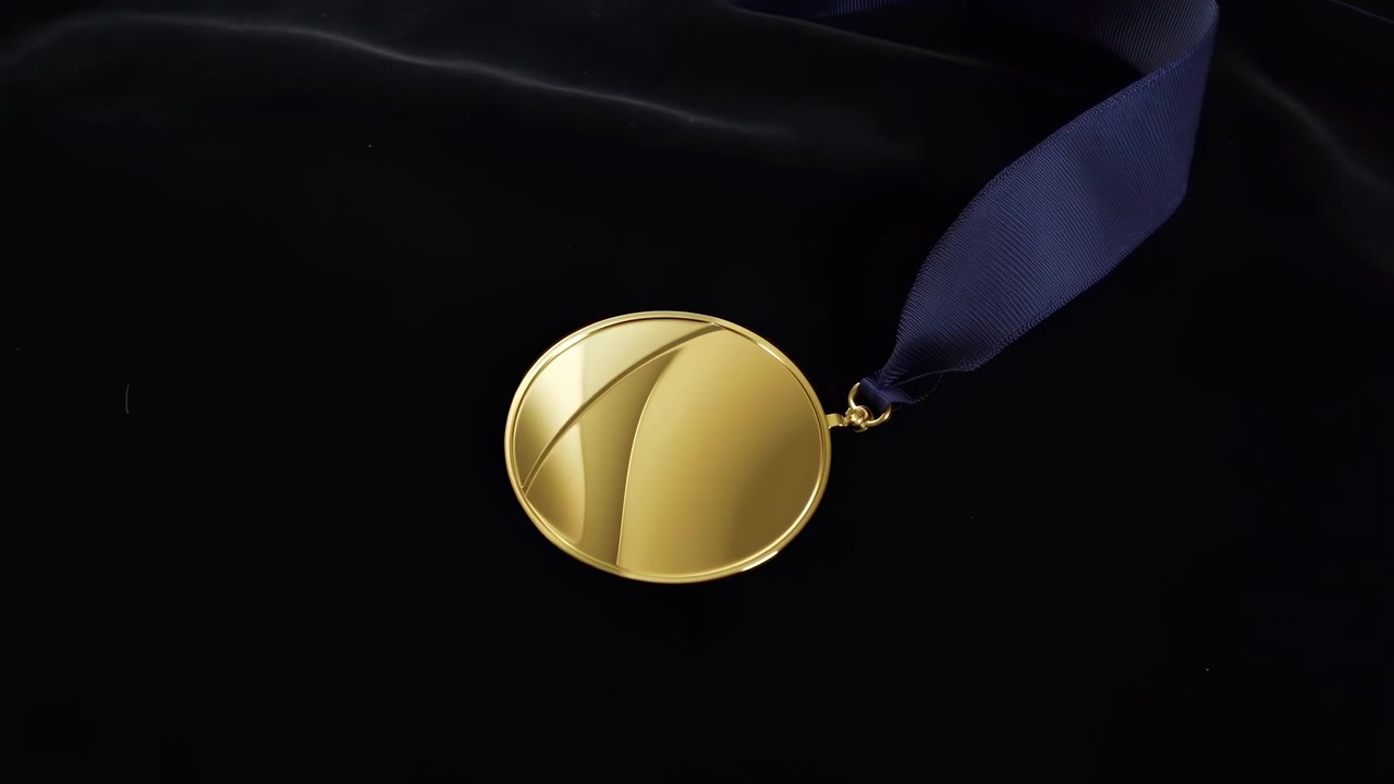 Medaglia d'oro lucida con nastro blu navy attaccato poggia su un tessuto scuro piegato, che mostra forma circolare, texture a coste, chiusura in metallo, punti luce morbidi e un elegante contrasto per concetti di premiazione