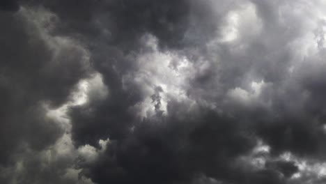 Vista-Del-Cielo-Nublado-Oscuro-Y-Tormentas-Eléctricas