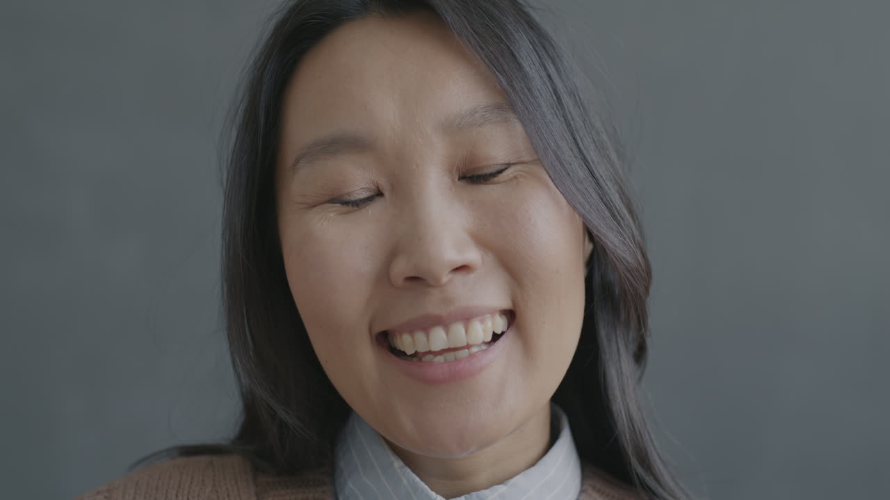 웃는 아시아 여성 초상화