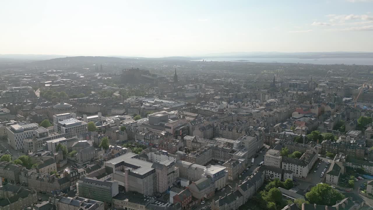 Orbita aerea del centro città e del paesaggio urbano di Edimburgo con la silhouette del Castello di Edimburgo in una giornata nuvolosa, Edimburgo, Scozia, Regno Unito.