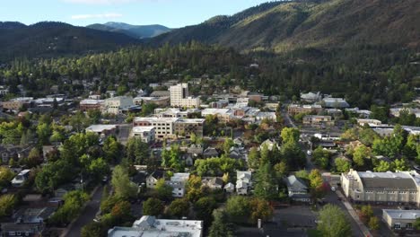 Ashland,-Oregon,-USA-Dies-Ist-Eine-Drohnenaufnahme-Der-Innenstadt-2