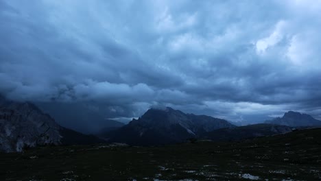 Parque-Natural-Nacional-Tre-Cime-En-El-Lapso-De-Tiempo-De-Los-Alpes-Dolomitas.-Hermosa-Naturaleza-De-Italia-Vuelos-Relámpagos-Y-Tormentas.