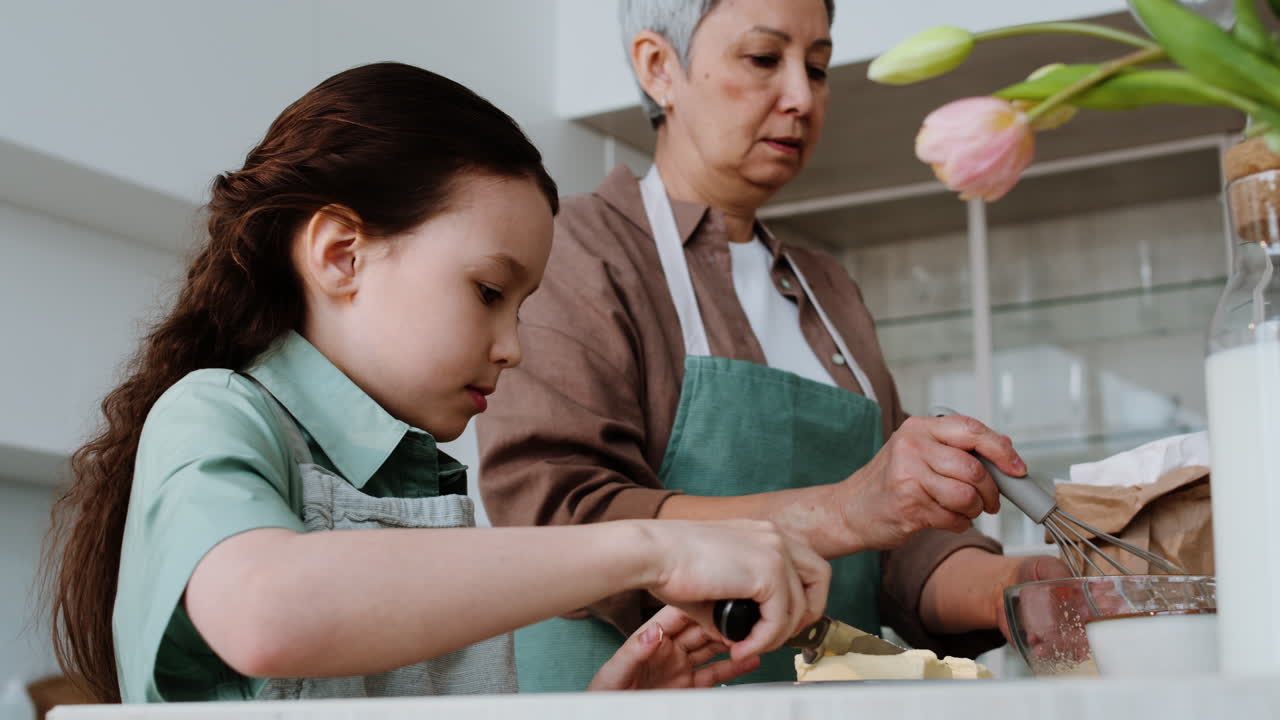 la abuela y la niña horneando