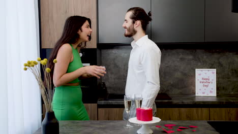 Pareja-Romántica-En-La-Cocina