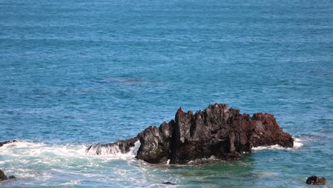 Video-En-Cámara-Lenta-De-Olas-Chocando-Contra-Rocas-Negras