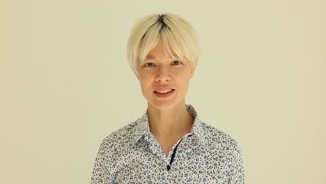 짧은 금발 머리카락을 가진 웃는 여성의 초상화