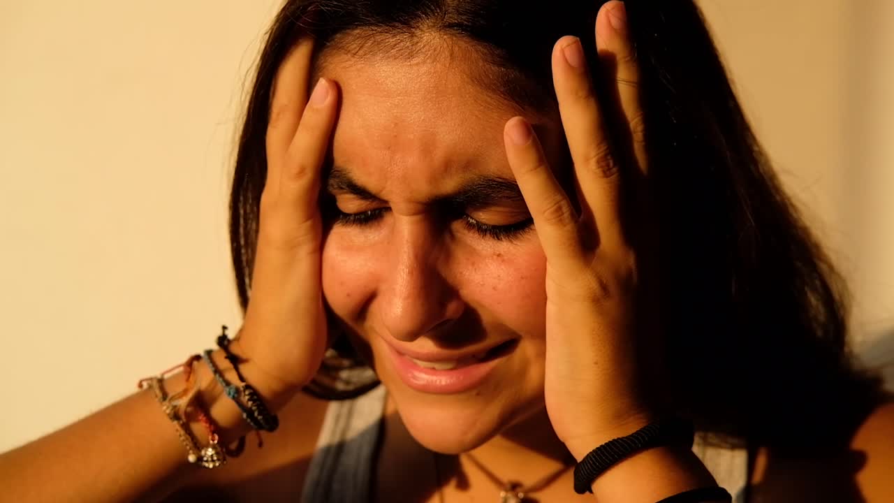 primer plano de una chica triste deprimida por la ansiedad