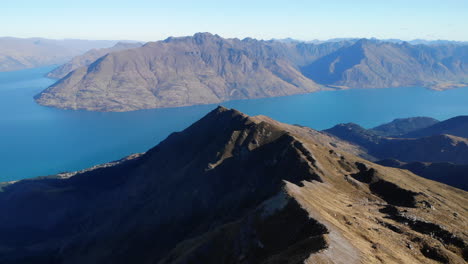 Panorama-De-Lago-Y-Montañas-Nueva-Zelanda-Drone-4k