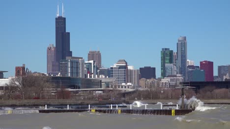 Große-Wellen-Stürzen-An-Den-Ufern-Des-Lake-Michigan-Mit-Chicago-Illinois-Im-Hintergrund-Während-Eines-Sturms-1