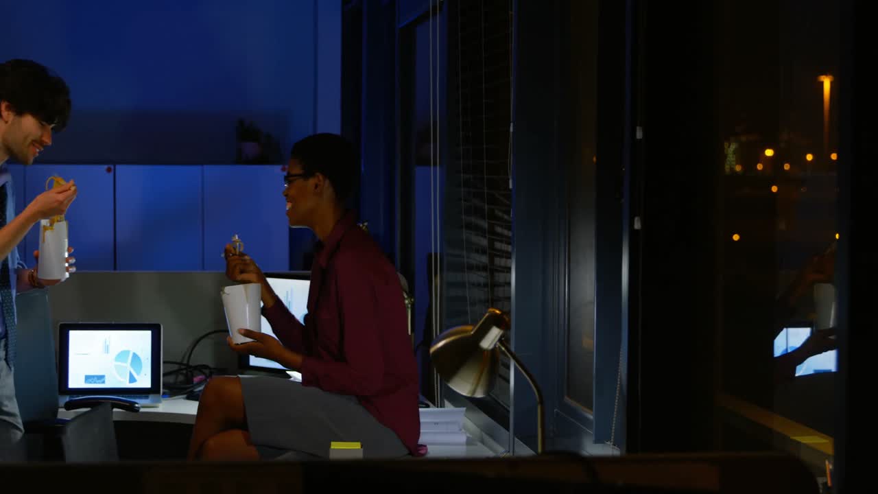 Business colleagues having noodles at desk 4k