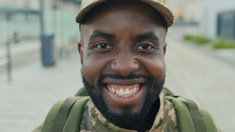 retrato, de, joven, americano, sonriente