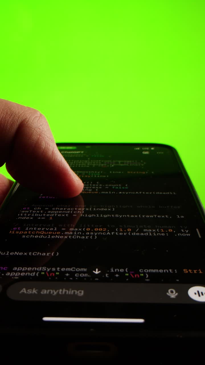 Programmeringskode med håndrulling på smarttelefon med grønn skjerm