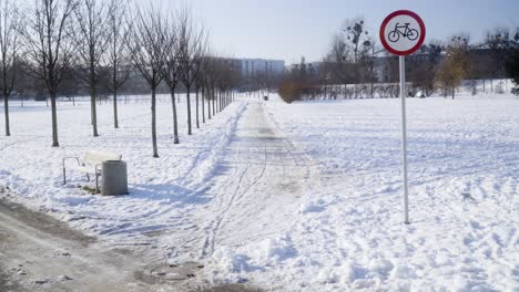 No-Hay-Señal-De-Ciclismo-En-El-Parque-Durante-El-Tiro-De-Inclinación-De-Invierno