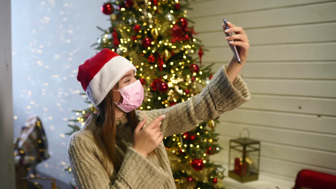 mujer tomando una selfie durante la navidad con una máscara facial