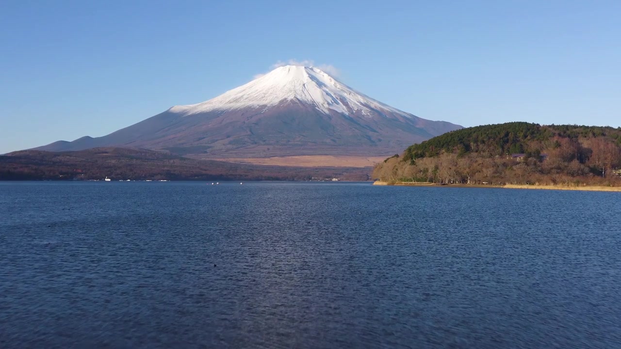 Droneoptagelse i dagtimerne af Mount Fuji og Ashinoko-søen i Hakone, Japan