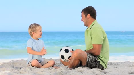 Junge-Und-Sein-Vater-Spielen-Mit-Einem-Fußball