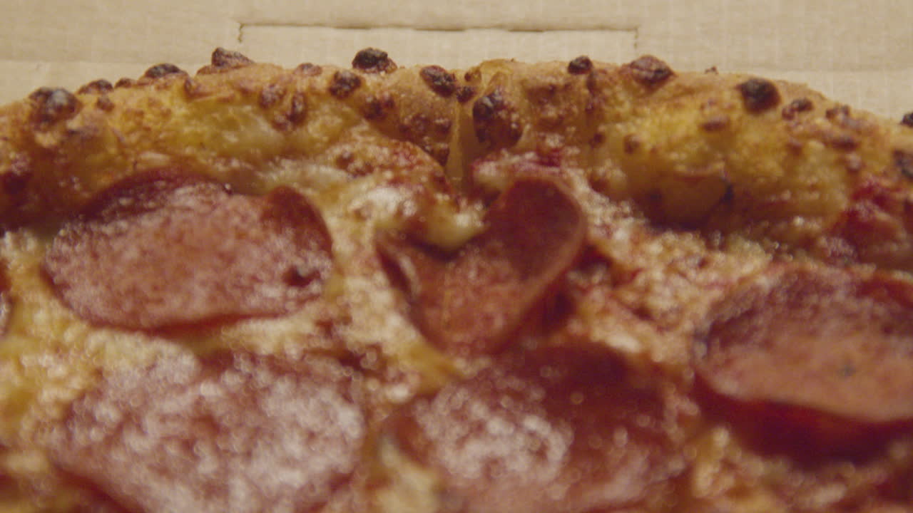 골판지 상자에 있는 페퍼로니 피자의 극단적인 클로즈업