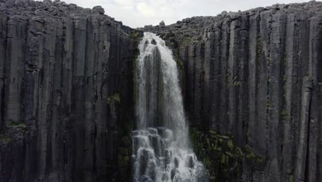 Drohne-Fliegt-Gerade-Nach-Oben-Und-Filmt-Einen-Wasserfall-Und-Die-Berge-Darüber-In-Island-4k