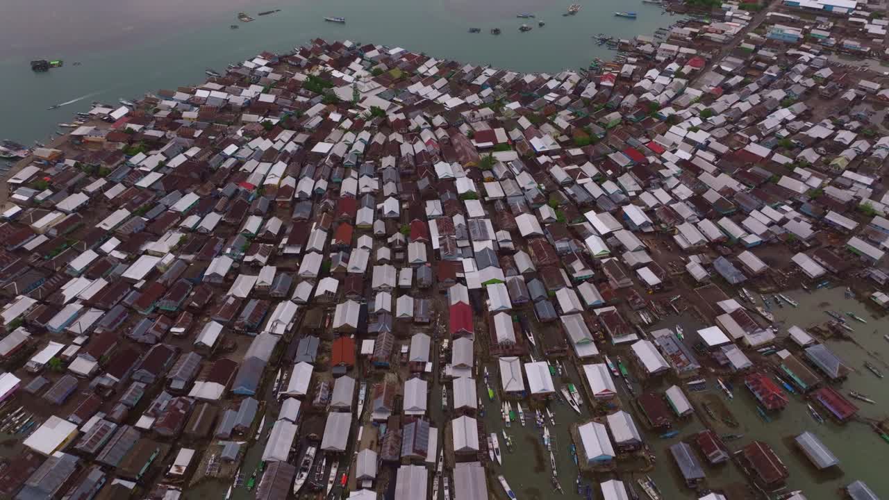 ชุมชนริมทะเลที่เต็มไปด้วยเรือประมง เกาะบุงกิน ประเทศอินโดนีเซีย