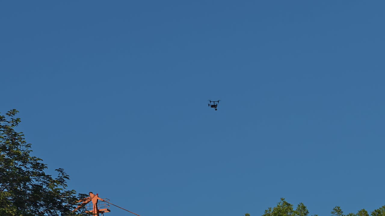 이벤트 중에 도시 지역의 나무 위를 날아다니는 상업용 드론