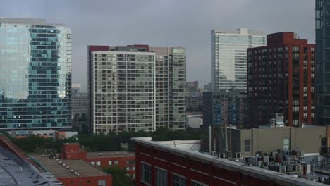 un lapso de tiempo en el centro de chicago que muestra ondas de luz a través de multitudes de niebla y nubes de lluvia