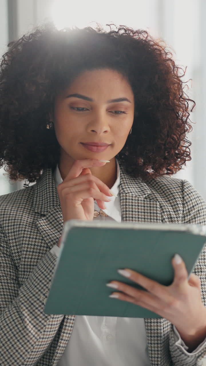 Professionista che usa un tablet digitale e riflette