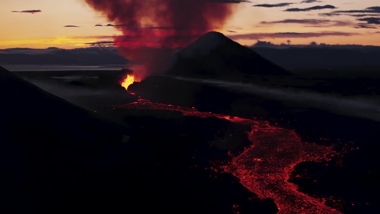 Eruzione vulcanica in Islanda del 2023 di notte con un grande fiume di lava, Litli-Hrútur