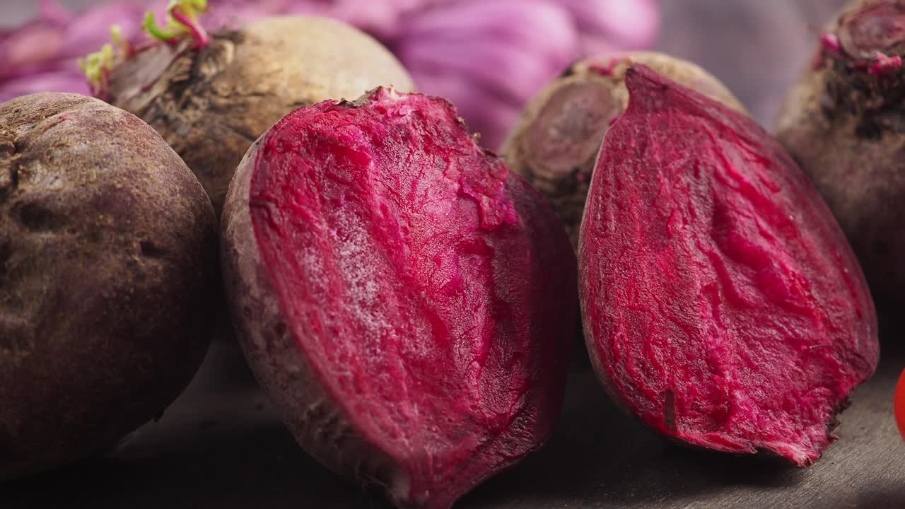 Barbabietole fresche intere e dimezzate con pomodori e cipolle