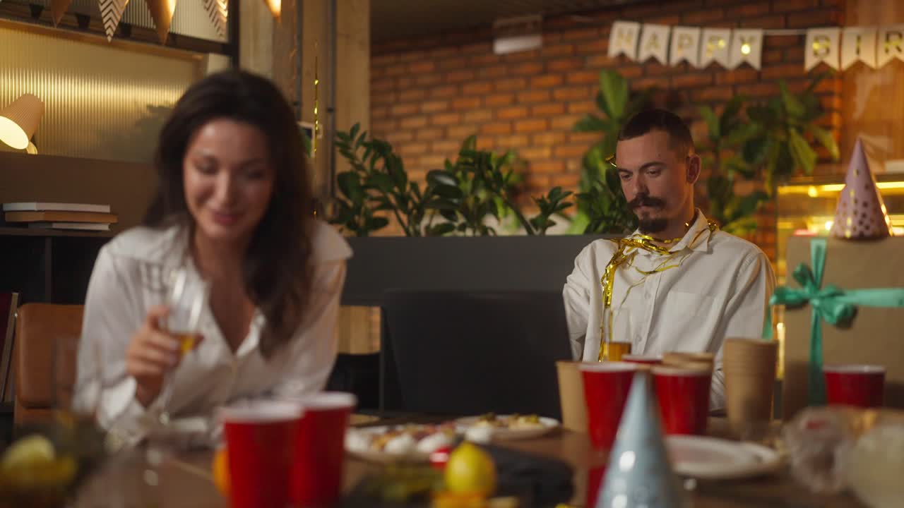 celebración de cumpleaños en la oficina