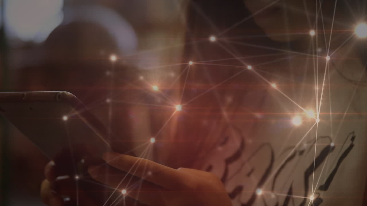 태블릿을 사용하는 사업가에 대한 연결 네트워크의 애니메이션