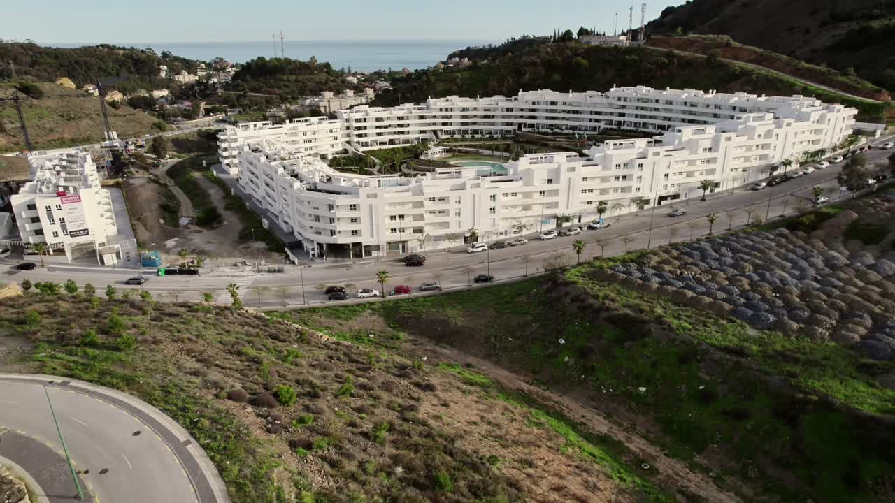lujoso hotel de 5 estrellas con piscina y carreteras a su alrededor en málaga, españa