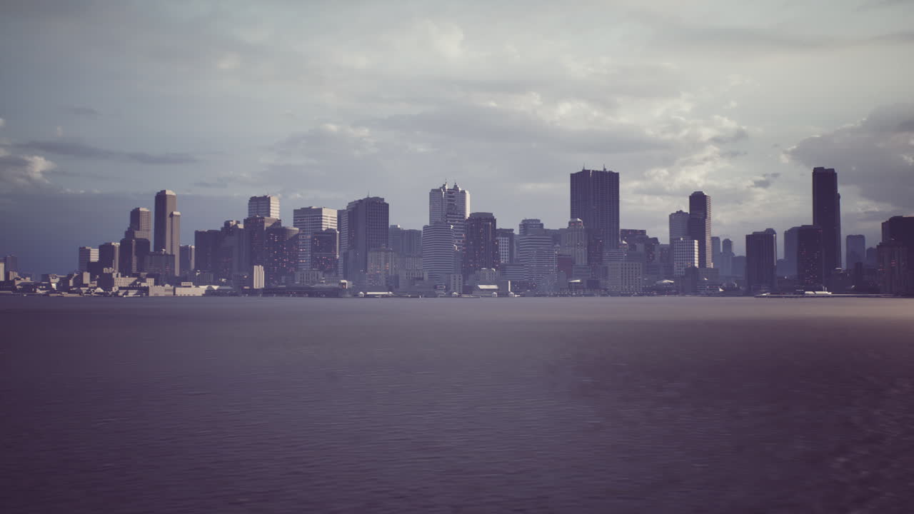 horizonte de la ciudad durante el crepúsculo con nubes sobre el agua al anochecer