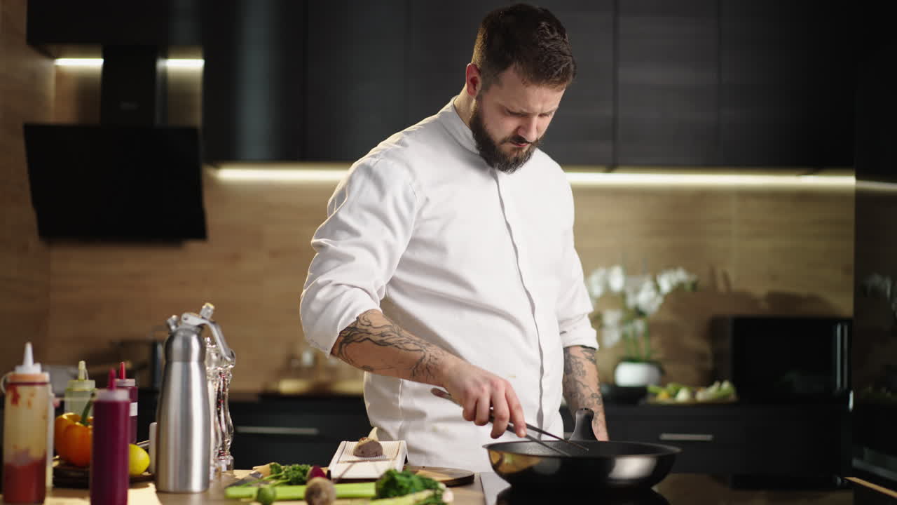 chef preparando comida en una cocina moderna