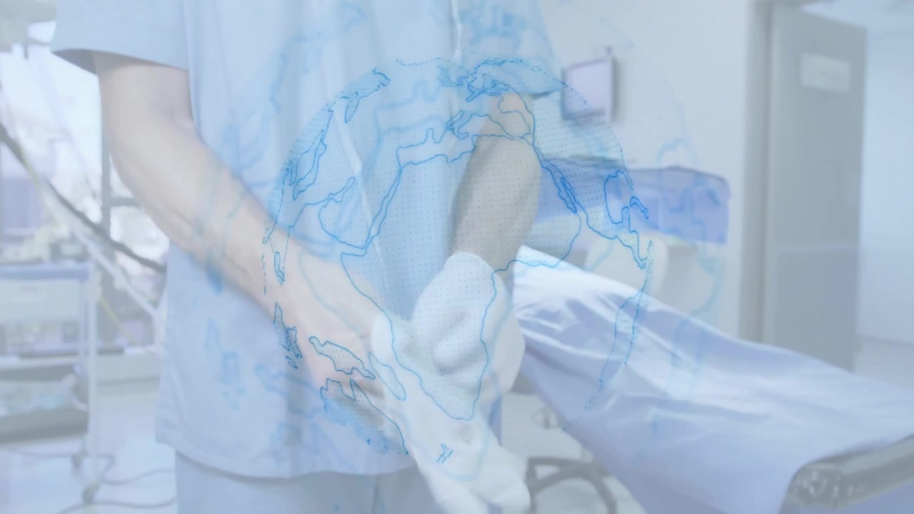 医師が手術室で手袋を取り装着する間、処置の準備として青い世界地図のオーバーレイが回転しています。